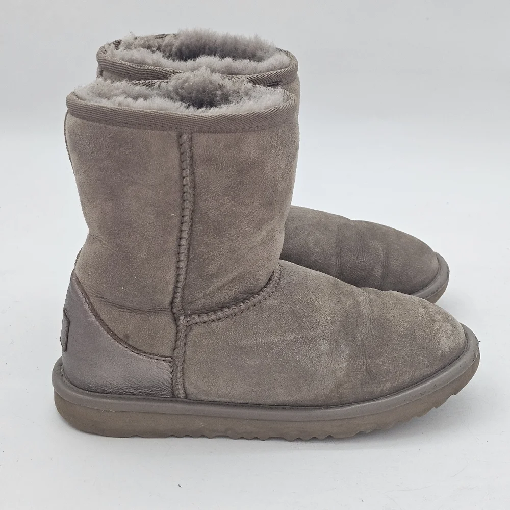 UGG Classic Short Shine Boots Dusted Cocoa Little Big Kid Size 2 Metallic Heel